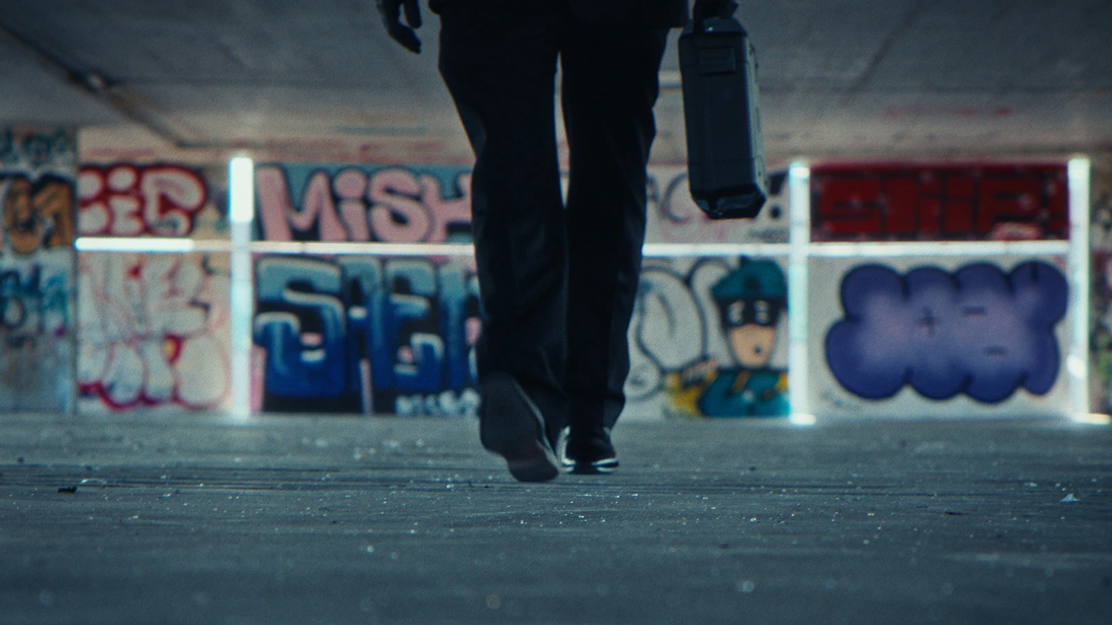Wide behind the scenes frame from the Provoqué cinematic campaign by Lua Hell, showing the production environment of the heist-inspired short film