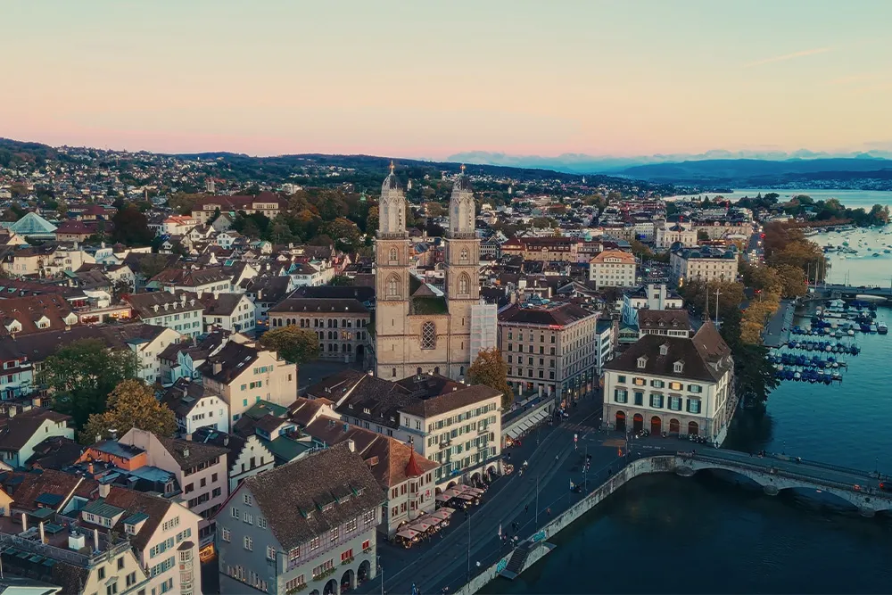 Behind the scenes from the Samsung SSD T9 campaign: filmmaker Lua Hell working with the SSD T9 on location in Zurich during a creator-on-the-go shoot